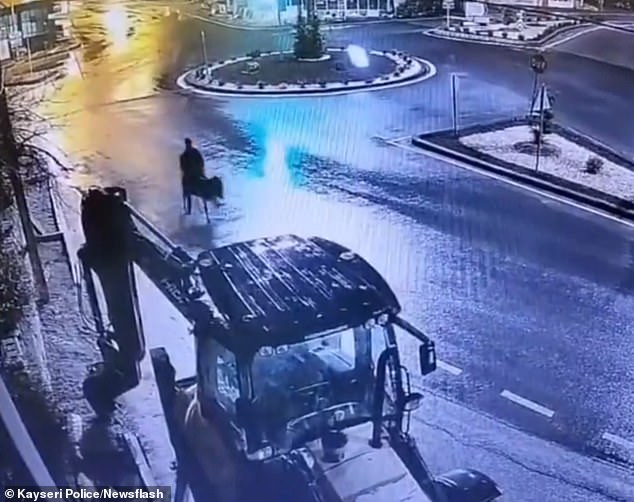 Brazen Theft in Kayseri: Masked Man Uses Stolen Forklift to Smash into Jewellery Shop