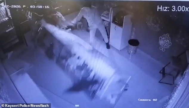 Brazen Theft in Kayseri: Masked Man Uses Stolen Forklift to Smash into Jewellery Shop