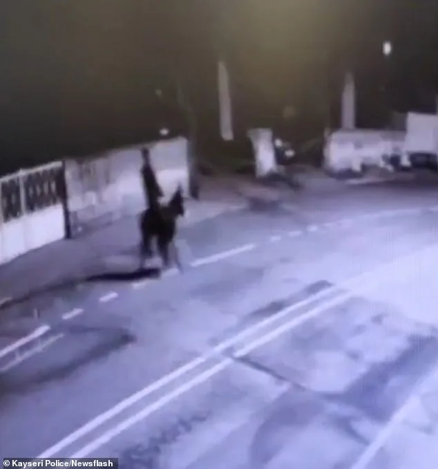 Brazen Theft in Kayseri: Masked Man Uses Stolen Forklift to Smash into Jewellery Shop