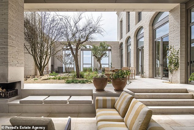 Dave Gilmour's £8.95M 'Polly's Folly' Remains Unsold Amid Neighbour Criticism