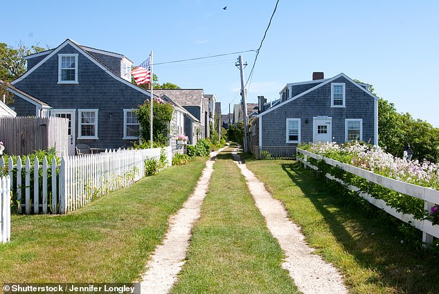 Nantucket Residents Clash Over Privacy Invasions and Overcrowded Trails as Community Seeks Balance Between Public Access and Property Rights