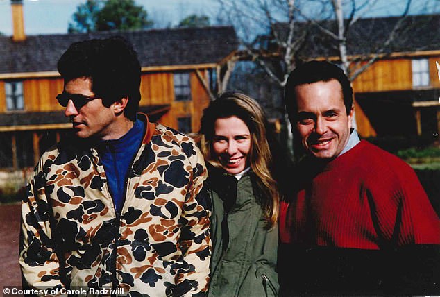 The Secret Wedding of John F. Kennedy Jr. and Carolyn Bessette: A Masterclass in Discretion