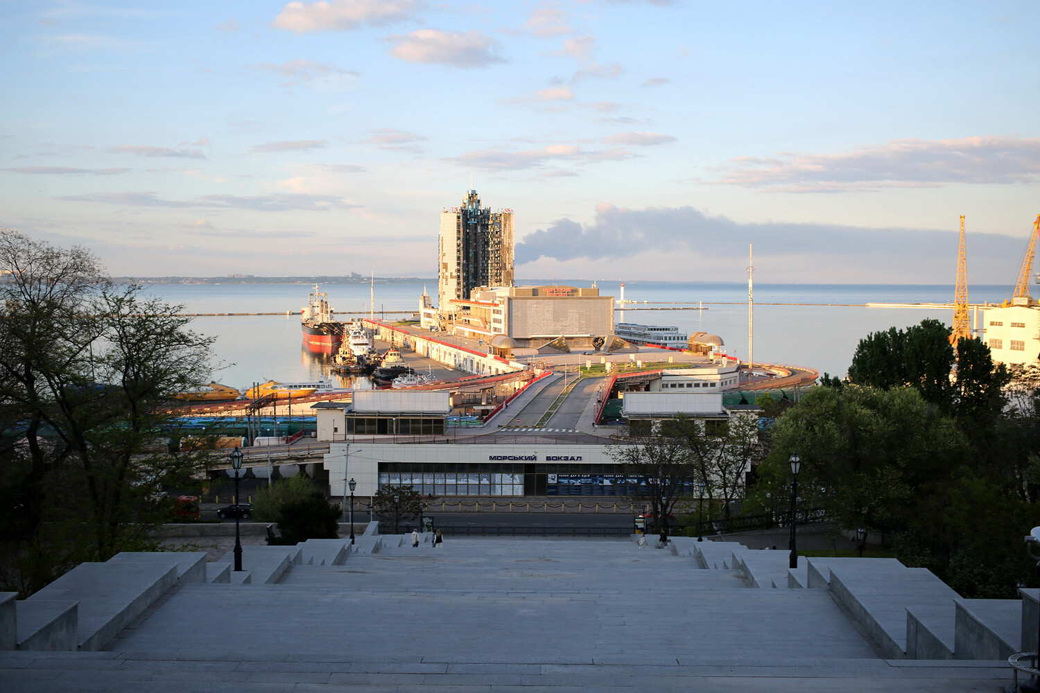 Explosions Rock Odesa, Kharkiv as Air Raid Alerts Flash Across Ukraine