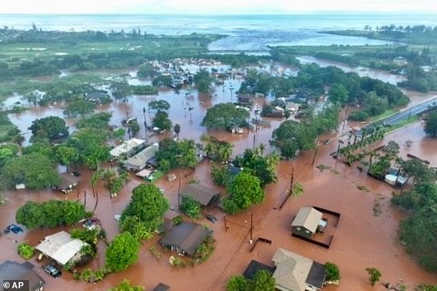 Mass Rescue Efforts in Hawaii Amid Largest Flood in 20 Years