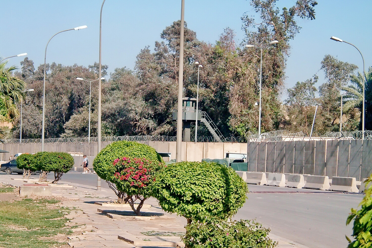 Iraq's Shiite Militias Extend Ceasefire with U.S. Embassy Amid Diplomatic Efforts