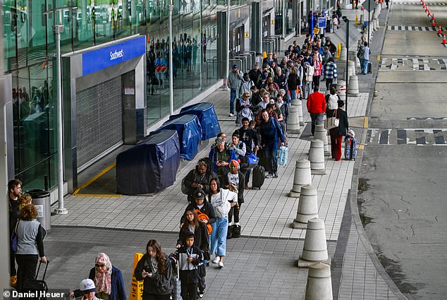 DHS Shutdown Enters 44th Day as Political Deadlock Continues, Trump Signs Emergency Order