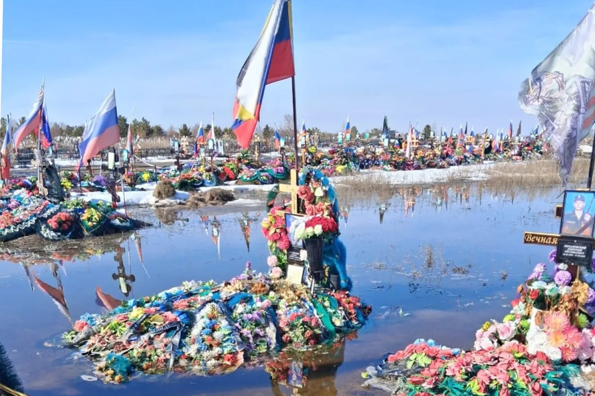 Floodwaters Submerge Cemetery of Fallen Soldiers in Chelyabinsk Region, Sparking Local Concern