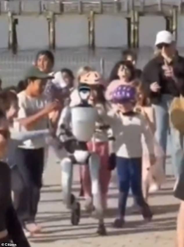 Humanoid Robot Plays with Kids in NYC Park as Unitree G1 Captures Surreal Moment
