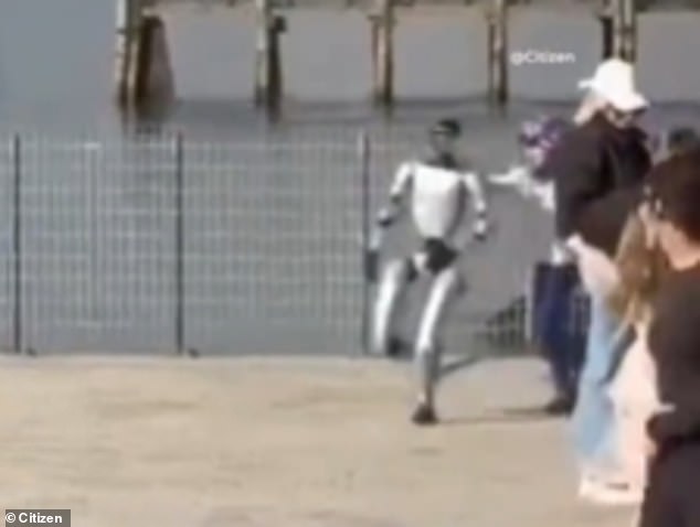 Humanoid Robot Plays with Kids in NYC Park as Unitree G1 Captures Surreal Moment