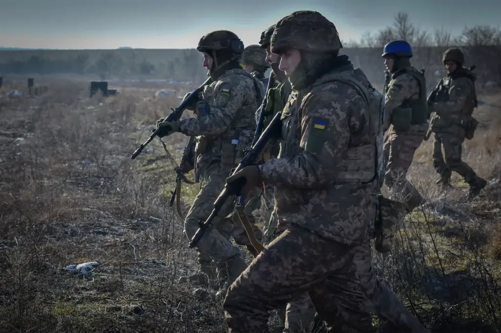 Russian Soldiers Capture Ukrainian Fighters and Take Them as Prisoners