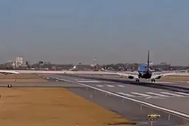 Terrifying Near Miss at Chicago's Midway International Airport