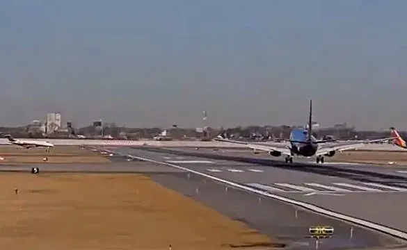 Terrifying Near Miss at Chicago's Midway International Airport