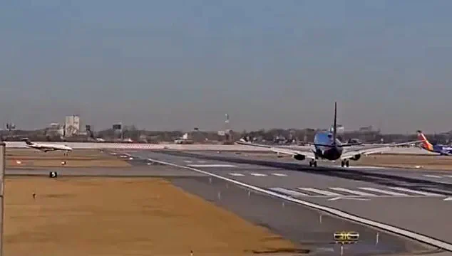 Terrifying Near Miss at Chicago's Midway International Airport