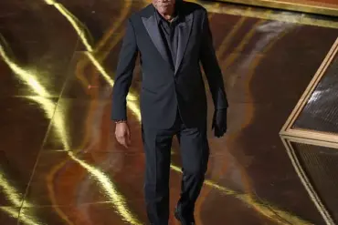 Morgan Freeman's Single Glove at the Oscars: A Subtle Tribute to Gene Hackman?