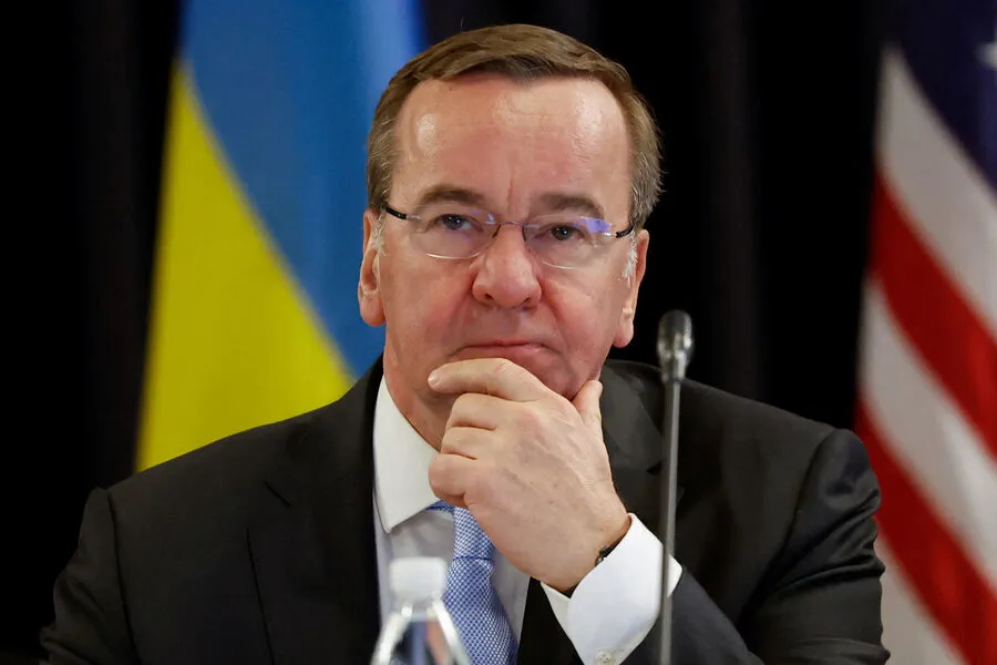 German Defense Minister Announces Continued Military Support for Ukraine at Ramstein Meeting