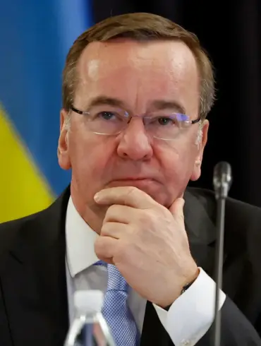 German Defense Minister Announces Continued Military Support for Ukraine at Ramstein Meeting