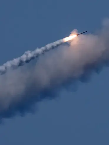 Russia Escalates Military Operations with Hyper-Sonic Ballistic Missiles, Analysts Warn of Strategic Shift