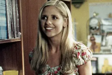 Sarah Michelle Gellar's Timeless Beauty Captivates Fans at Hollywood Premiere