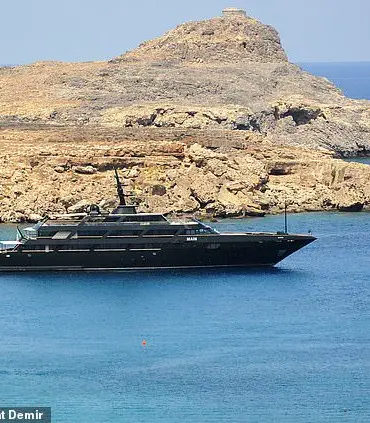 Famed Italian Fashion Designer Giorgio Armani Dies at 91, Weeks Before Planned 50th Anniversary Celebration