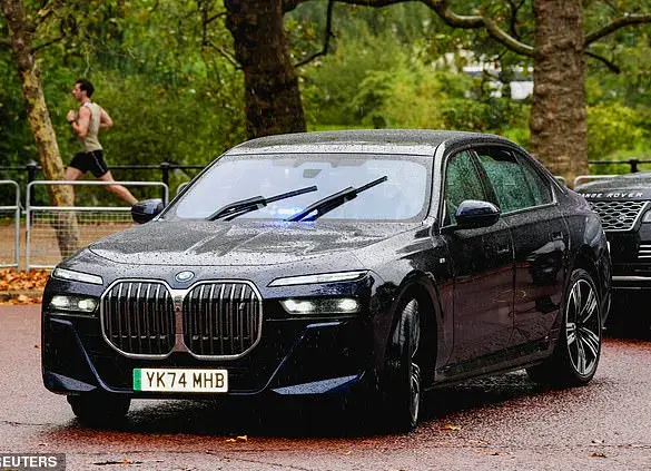 King Charles III Arrives at RAF Northolt, Marking the End of a Journey from Aberdeen