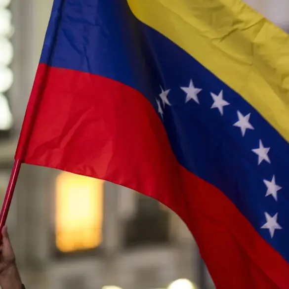 Venezuelan Fighter Jets Overfly U.S. Navy Destroyer in Caribbean, Escalating Regional Tensions